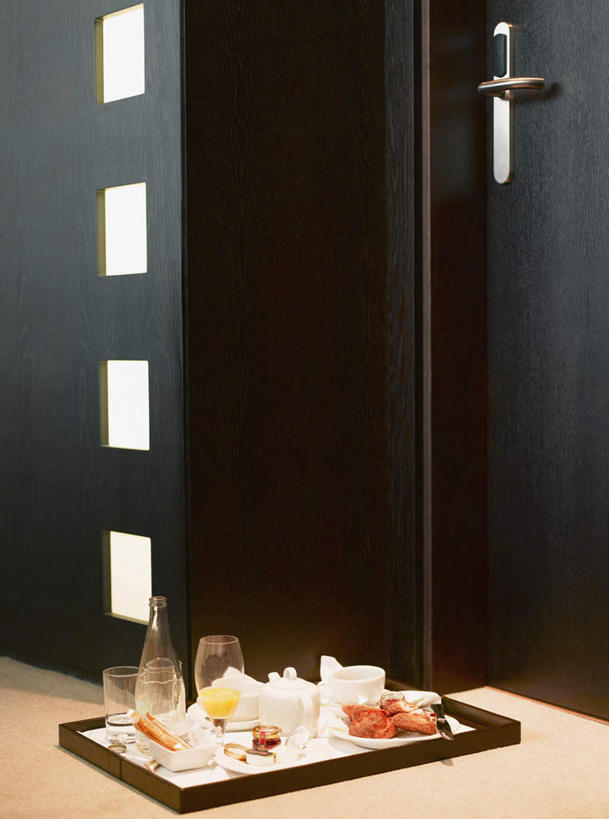 果汁,无人,餐厅,竖图,室内,白天,正面,桌面,桌子,柑橘,杯子,餐具,水果,新鲜,木制,碟子,盘,生食,橙汁,食品,果实,饮品,玻璃制品,食物,饮料,一个,盘子,木制品,水杯,碟,有机食品,绿色食品,单个,可口,适口,玻璃杯,橘子,桔子,橙子,橙,彩图,餐馆,饭店,饭馆