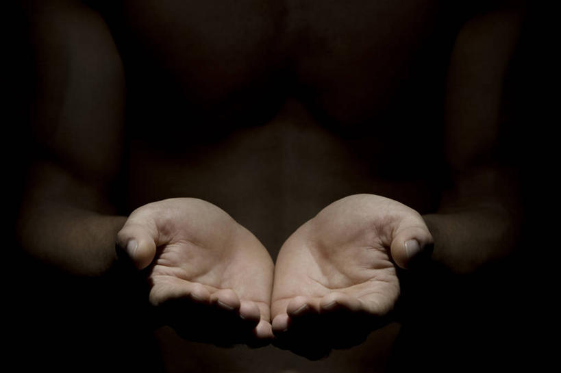 西方人,手,一个人,站,捧,横图,俯视,室内,特写,白天,欧洲,欧洲人,双手,仅一个男性,仅一个人,黑色背景,裸露,仅一个年轻男性,伸,站着,手部,摄影,影棚,赤裸,裸,男人,男性,年轻男性,白种人,端,端着,捧着,手捧,站立,半身,彩图,高角度拍摄,影棚拍摄,拍摄