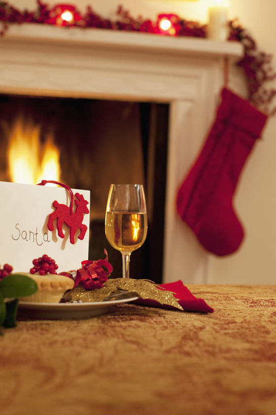 点心,面包,红酒,葡萄酒,无人,竖图,俯视,室内,特写,白天,热情,壁炉,桌面,桌子,杯子,餐具,火,圣诞节,阴影,节日,朦胧,模糊,庆祝,反射,木制,碟子,高脚杯,火焰,盘,影子,食品,面点,贺卡,红酒杯,白葡萄酒,酒类,燃烧,祝福,文化,袜子,玻璃制品,酒,食物,糕点,饮料,盘子,酒杯,卡片,木制品,碟,庆典,纪念,长袜,葡萄酒杯,礼仪,祝愿,长筒袜,长统袜,玻璃杯,彩图,高角度拍摄