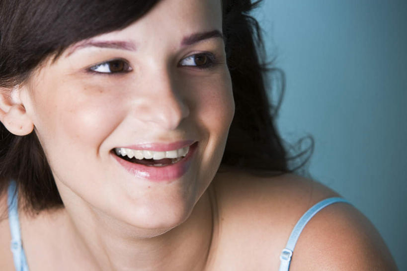 西方人,脸,头,脸颊,一个人,笑,微笑,露齿笑,竖图,室内,特写,白天,正面,欧洲,欧洲人,仅一个年轻女性,仅一个女性,仅一个人,蓝色背景,服装,扭头,注视,休闲装,衣服,观察,看,转头,休闲,休闲服,摄影,服饰,影棚,观看,察看,关注,肩带,年轻女性,女人,女性,白种人,头部,脸部,脸蛋,面部,半身,彩图,影棚拍摄,拍摄