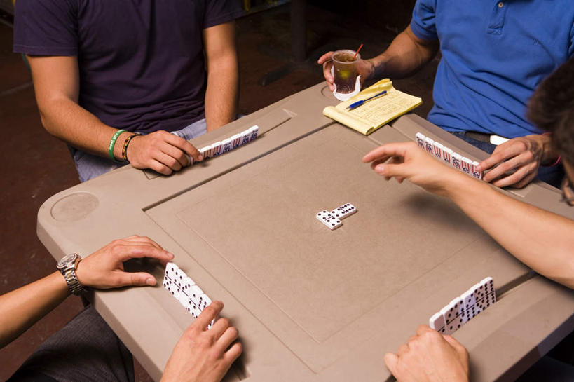 西方人,四个人,伙伴,朋友,坐,举,笑,微笑,露齿笑,横图,俯视,室内,夜晚,游戏,友谊,赌博,贪欲,竞争,餐桌,桌子,杯子,椅子,欧洲,欧洲人,握,阴影,服装,时间,光线,笔,时钟,手表,影子,塑料,木椅,灯光,办公用品,拿,玩,计时,拿着,注视,休闲装,娱乐,刺激,文具,饮料,衣服,麻将,手链,塑料制品,吸管,学习用品,钟表,观察,看,托,休闲,休闲服,表,握着,服饰,餐台,观看,活动,塑料杯,账单,腕表,文具用品,察看,空心,票据,发泄,关注,消遣,智力,发票,小票,投机,侥幸,欲望,宣泄,饮管,麻将牌,友情,男人,男性,年轻男性,白种人,钟,举起,举手,举着,玩耍,嬉戏,向上举,向上伸,向上托,坐着,半身,彩图,高角度拍摄,胜负,输赢,收据,圆柱状