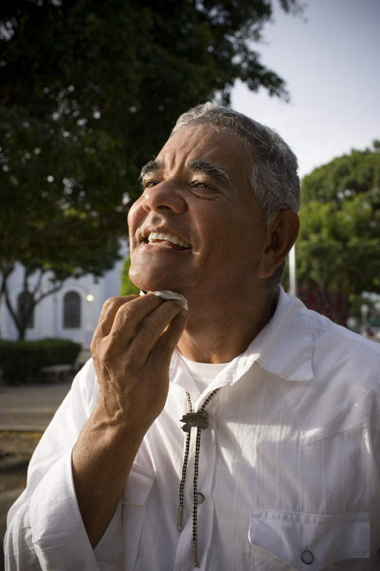 西方人,一个人,家,站,举,笑,微笑,露齿笑,竖图,室外,白天,正面,旅游,度假,美景,植物,别墅,城市风光,标志建筑,城市,道路,地标,建筑,路,项链,欧洲,欧洲人,仅一个男性,仅一个人,握,餐巾纸,房屋,屋子,景观,公寓,小路,交通,拿,拿着,注视,娱乐,建设,洋房,楼房,住宅,装饰品,树,树木,蓝色,绿色,蓝天,天空,自然,饰品,首饰,天,看,托,站着,仅一个老年男性,享受,休闲,景色,放松,握着,生长,成长,关注,老年男性,男人,男性,白种人,举起,举手,举着,抬头,向上举,向上伸,向上托,仰头,站立,半身,彩图,房子