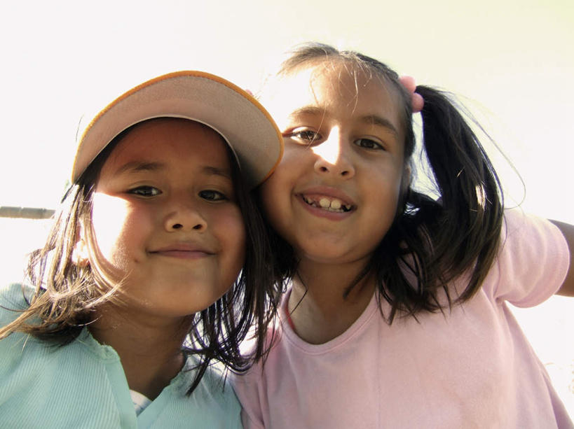 西方人,儿童,两个人,伙伴,朋友,站,抱,笑,微笑,露齿笑,横图,室外,白天,仰视,友谊,纯洁,帽子,欧洲,黑人,欧洲人,阴影,光线,影子,注视,运动帽,小孩,阳光,低头,观察,看,站着,鸭舌帽,可爱,童年,童趣,抱着,观看,头花,察看,搂着,关注,童真,烂漫,无邪,天真,友情,女孩,女人,女性,搂,搂抱,站立,半身,彩图,低角度拍摄,女生