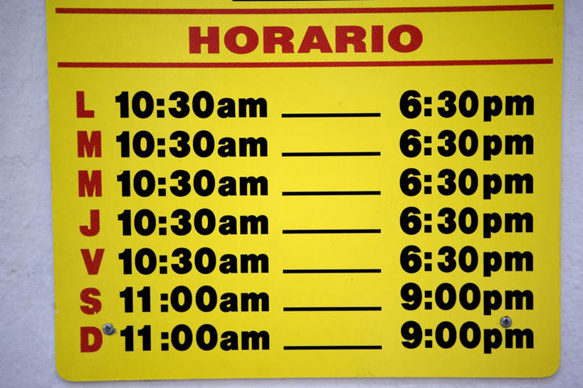 无人,横图,室外,特写,白天,正面,一排,许多,吊挂,悬挂,整齐,英文,标志,数字,文字,线条,直线,字符,墙,时刻表,挂,标识,墙壁,墙面,排列,红色,黑色,阿拉伯数字,英文字母,队列,彩图