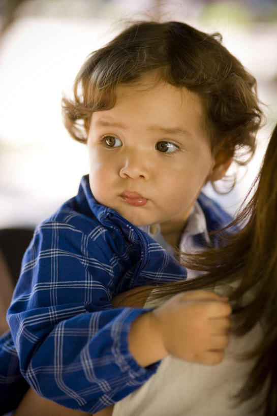 西方人,儿童,两个人,母亲,儿子,站,抱,笑,微笑,露齿笑,竖图,室外,白天,侧面,纯洁,欧洲,欧洲人,阴影,朦胧,模糊,光线,影子,注视,小孩,阳光,嘟嘴,观察,看,站着,母子,撅嘴,可爱,母爱,童年,童趣,望,抱着,观看,察看,搂着,关注,童真,烂漫,无邪,天真,男孩,年轻女性,女人,女性,白种人,孩子,怀抱,搂,搂抱,相抱,拥抱,站立,半身,彩图,男生