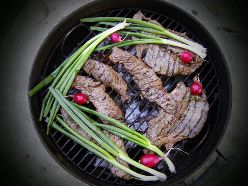 无人,横图,俯视,室外,特写,白天,烧烤,萝卜,蔬菜,阴影,新鲜,光线,影子,葱,青葱,食品,烤架,烤肉,食物,阳光,铁架,有机食品,绿色食品,彩图,高角度拍摄