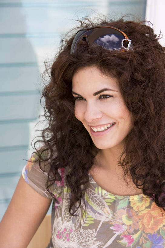 西方人,一个人,站,笑,微笑,露齿笑,竖图,室外,白天,正面,T恤衫,欧洲,欧洲人,仅一个年轻女性,仅一个女性,仅一个人,花纹,服装,墨镜,图案,眼镜,墙,棕色,T恤,注视,休闲装,墙壁,墙面,衣服,太阳镜,太阳眼镜,观察,看,站着,休闲,休闲服,遮阳镜,服饰,观看,察看,关注,年轻女性,女人,女性,白种人,长发,卷发,站立,半身,彩图