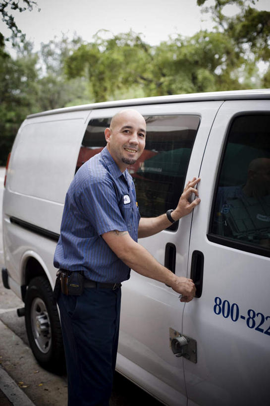 西方人,秃头,一个人,机修工,站,笑,微笑,竖图,室外,白天,侧面,衬衫,植物,汽车,欧洲,欧洲人,仅一个男性,仅一个人,仅一个中年男性,面包车,注视,车,树,树木,工人,绿色,自然,车把手,交通工具,观察,看,站着,生长,成长,观看,察看,关注,载具,男人,男性,中年男性,白种人,光头,无发,机械师,机修工人,站立,半身,彩图,衬衣