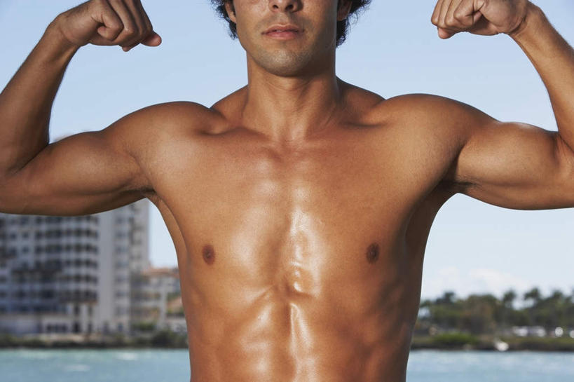 西方人,肌肉,头发,健壮,一个人,家,站,伸展双臂,横图,室外,白天,正面,草地,草坪,河流,水,植物,欧洲,欧洲人,仅一个男性,仅一个人,阴影,光线,影子,房屋,屋子,河水,水流,云,云朵,褐色,云彩,楼房,住宅,草,树,树木,仅一个年轻男性,蓝色,绿色,黑色,白云,蓝天,天空,阳光,自然,天,站着,健康,活力,力量,生长,成长,青春,皮肤,强壮,男人,男性,年轻男性,白种人,敞开双臂,伸开双臂,展开双肩,站立,张开手臂,张开双臂,半身,彩图,房子