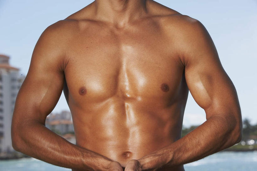 西方人,肌肉,健壮,一个人,家,站,摸,横图,室外,特写,白天,正面,草地,草坪,河流,树林,水,植物,欧洲,欧洲人,仅一个男性,仅一个人,抚摸,阴影,光线,影子,房屋,屋子,河水,水流,褐色,楼房,住宅,草,树,树木,仅一个年轻男性,绿色,阳光,自然,站着,健康,活力,力量,生长,成长,青春,皮肤,强壮,男人,男性,年轻男性,白种人,触摸,接触,站立,半身,彩图,房子