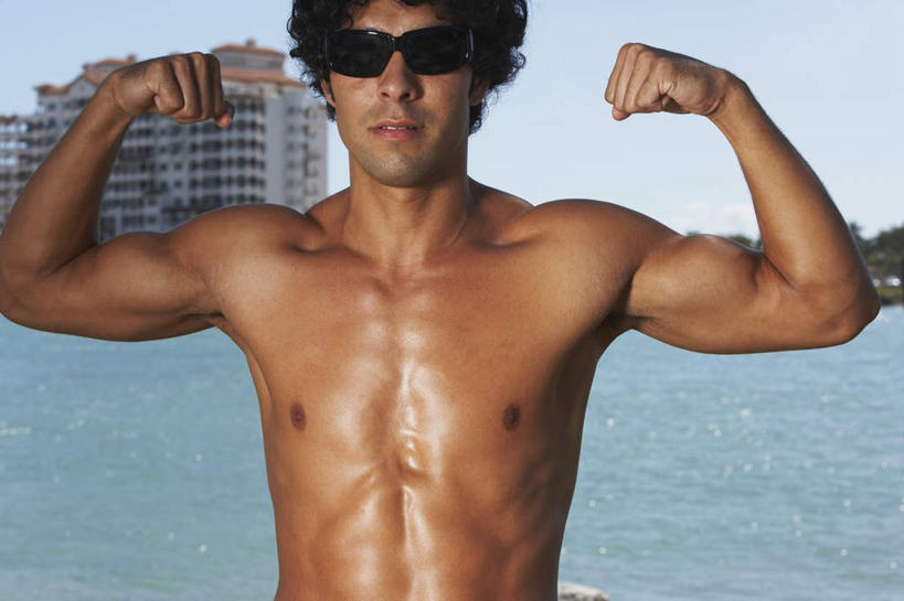 西方人,肌肉,头发,健壮,一个人,家,站,举,笑,微笑,露齿笑,横图,室外,白天,正面,草地,草坪,河流,树林,水,植物,欧洲,欧洲人,仅一个男性,仅一个人,一副,阴影,光线,墨镜,眼镜,影子,房屋,屋子,河水,水流,云,云朵,云彩,注视,楼房,住宅,草,树,树木,仅一个年轻男性,蓝色,绿色,黑色,白云,蓝天,天空,阳光,自然,太阳镜,太阳眼镜,天,观察,看,托,站着,健康,遮阳镜,活力,力量,生长,成长,观看,青春,皮肤,察看,强壮,关注,男人,男性,年轻男性,白种人,举起,举手,举着,向上举,向上伸,向上托,站立,半身,彩图,房子