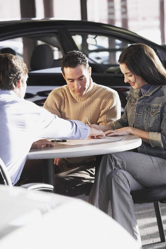 西方人,三个人,商务男性,坐,竖图,室内,白天,正面,爱情,桌子,汽车,欧洲,欧洲人,笔,材料,档案,文件,办公桌,办公用品,钢笔,浪漫,拿,拿着,车,文具,学习用品,资料,交通工具,轿车,温暖,温馨,恩爱,恋人,文具用品,和睦,载具,文档,汽车店,男人,男性,年轻男性,年轻女性,女人,女性,白种人,情侣,坐着,半身,彩图,伴侣,融洽