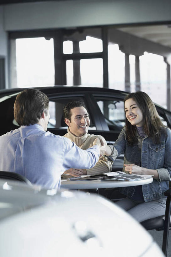 西方人,背部,三个人,商务人士,商务男性,商务女性,坐,握手,笑,微笑,露齿笑,竖图,室内,白天,正面,衬衫,窗户,汽车,欧洲,欧洲人,套装,玻璃窗,相视,车,交通工具,轿车,面对面,对视,载具,相对,商务装,工薪阶层,相看,汽车店,男人,男性,年轻男性,年轻女性,女人,女性,白种人,白领,上班族,搀手,拉手,手搀手,手拉手,手牵手,手握手,坐着,半身,彩图,衬衣