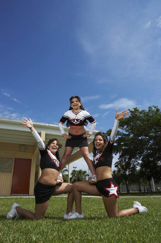 西方人,三个人,伙伴,朋友,蹲,举,竖图,室外,白天,正面,友谊,草地,草坪,植物,欧洲,欧洲人,表演,阴影,光线,体操,影子,云,云朵,云彩,草,树,树木,扮演,蓝色,绿色,白云,蓝天,天空,阳光,自然,天,托,生长,晴朗,成长,演出,表演服,拉拉队,演出服,友情,年轻女性,女人,女性,白种人,晴空,蹲着,举起,举手,举着,向上举,向上伸,向上托,彩图,全身