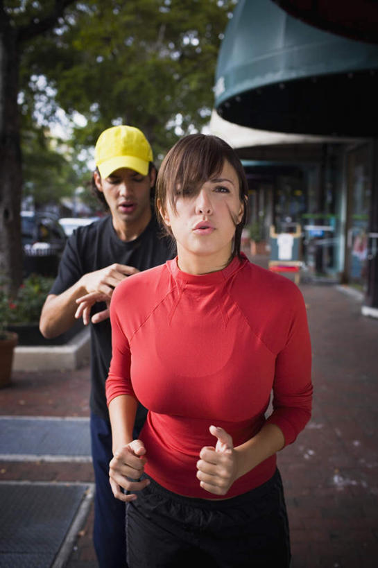 西方人,两个人,伙伴,朋友,站,竖图,室外,白天,正面,锻炼,友谊,运动,植物,道路,街道,路,公路,帽子,欧洲,欧洲人,交通,运动帽,树,树木,黄色,绿色,自然,站着,鸭舌帽,生长,成长,雨棚,一顶,体育,友情,男人,男性,年轻男性,年轻女性,女人,女性,白种人,马路,站立,半身,彩图,健身