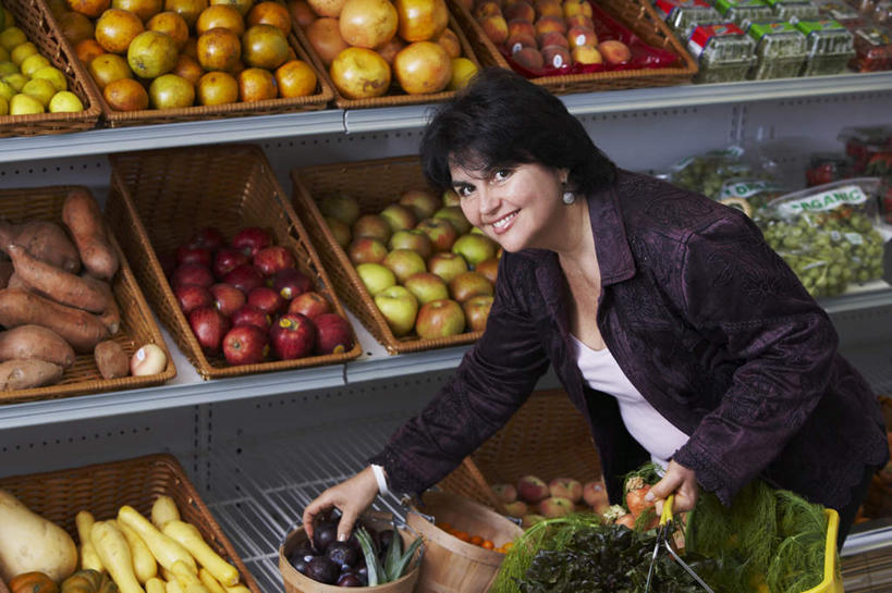 西方人,一个人,商店,站,笑,微笑,露齿笑,横图,室内,白天,正面,购物,消费,苹果,石榴,蔬菜,水果,欧洲,欧洲人,仅一个女性,仅一个人,一排,许多,戴,弯腰,握,新鲜,整齐,篮子,生食,食品,果实,拿,拿着,扭头,食物,排列,一个,黄色,红色,绿色,耳环,站着,转头,仅一个中年女性,握着,金融,百货,有机食品,绿色食品,单个,堆,戴着,队列,选购,贸易,弯身,血拼,耳饰,女人,女性,中年女性,白种人,涂林,若榴,金罂,金庞,丹若,安石榴,站立,半身,彩图,店铺,杂货店,杂货铺