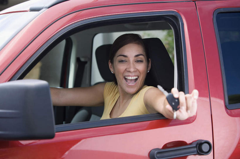 西方人,一个人,坐,举,笑,微笑,横图,室外,白天,正面,安全,汽车,欧洲,欧洲人,仅一个年轻女性,仅一个女性,仅一个人,服装,防护,钥匙,休闲装,车,衣服,黄色,红色,黑色,交通工具,轿车,托,休闲,休闲服,服饰,保护,开启,封闭,载具,保险,私密,保全,周全,安稳,安定,防盗,平安,年轻女性,女人,女性,白种人,长发,举起,举手,举着,向上举,向上伸,向上托,坐着,半身,彩图