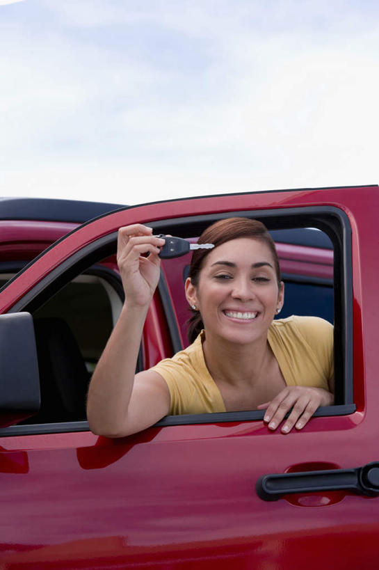 西方人,一个人,站,举,笑,微笑,竖图,室外,白天,正面,安全,汽车,欧洲,欧洲人,仅一个年轻女性,仅一个女性,仅一个人,服装,防护,钥匙,休闲装,车,衣服,黄色,红色,黑色,交通工具,轿车,托,站着,休闲,休闲服,服饰,保护,开启,封闭,载具,保险,私密,保全,周全,安稳,安定,防盗,平安,年轻女性,女人,女性,白种人,长发,举起,举手,举着,向上举,向上伸,向上托,站立,半身,彩图