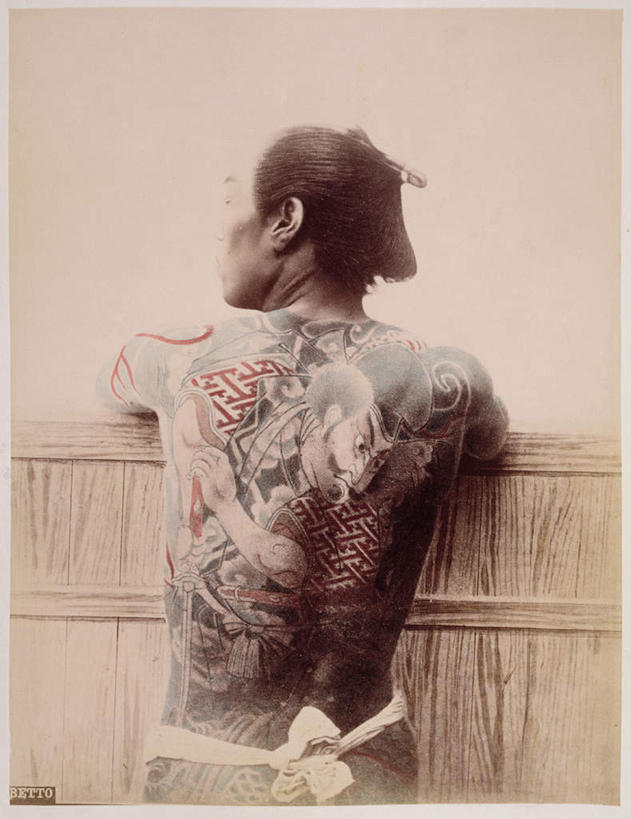 东方人,裸体,一个人,无人,站,竖图,室内,白天,时尚,绘画,竞争,油画,亚洲,仅一个男性,仅一个人,仅一个中年男性,对抗,艺术,装饰,冲突,木制,头饰,墙,刀具,古典,扭头,注视,黄种人,破坏,文化,纹身,墙壁,墙面,背面,木制品,工艺品,刀,观察,看,趴着,品味,站着,转头,武器,个性,战争,信仰,观看,华丽,修饰,美术,损坏,点缀,察看,高雅,攻击,威胁,对立,关注,矛盾,兵器,刺青,追求,防御,想象,美学,敌对,挫败,斗争,抗拒,抗衡,文身,勇气,崇拜,张扬,衬托,美观,雅致,雅观,凶器,杀伤,威慑,赤身,危险,男人,男性,中年男性,亚洲人,趴,站立,半身,彩图,匕首