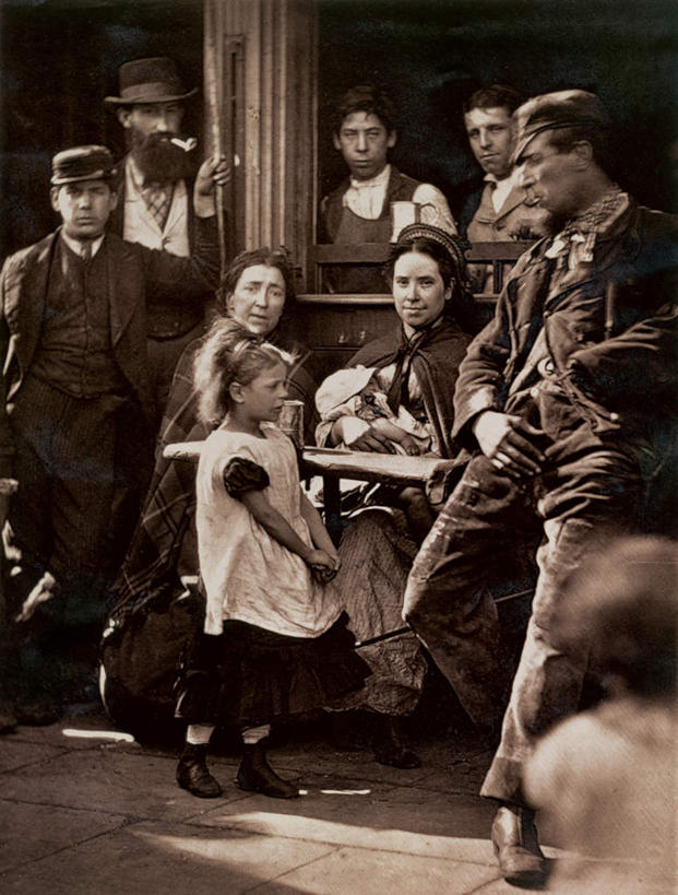 西方人,儿童,无人,伙伴,朋友,栏杆,站,坐,笑,微笑,露齿笑,竖图,黑白,照片,室内,白天,正面,民族服装,友谊,纯洁,合作,团队,帽子,椅子,欧洲,欧洲人,古老,柱子,围栏,许多人,注视,礼帽,护栏,小孩,观察,看,站着,一群人,可爱,童年,童趣,战略,摄影,观看,察看,关注,童真,烂漫,无邪,联合,合谋,陈腐,配合,天真,协作,男孩,男人,男性,女孩,女人,女性,白种人,相片,站立,坐着,半身,传统服装,民俗服,拍摄,照相,男生,女生