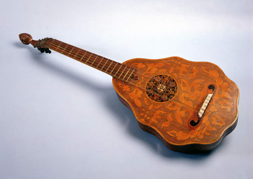 无人,横图,俯视,室内,特写,白天,白色背景,静物,阴影,花纹,装饰,反射,木制,影子,乐器,琵琶,弦乐器,一个,木制品,摄影,影棚,单个,华丽,修饰,点缀,弹拨弦鸣乐器,衬托,美观,雅致,雅观,民乐之王,彩图,高角度拍摄,影棚拍摄,拍摄,弹拨弦乐器