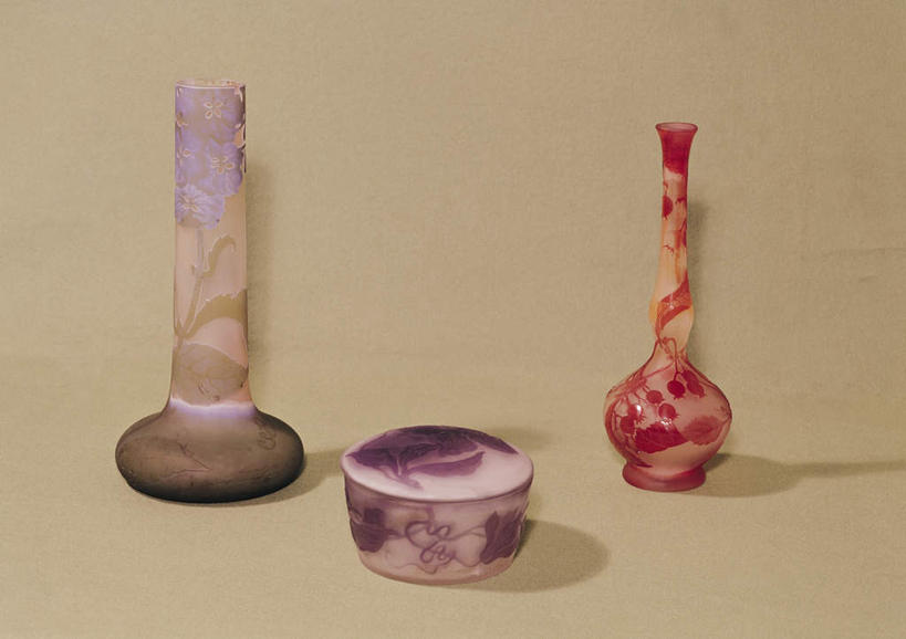 无人,横图,室内,特写,白天,正面,花瓶,阴影,花纹,装饰,光线,影子,陶瓷,陶瓷制品,三个,瓶子,华丽,修饰,点缀,衬托,美观,雅致,雅观,彩图