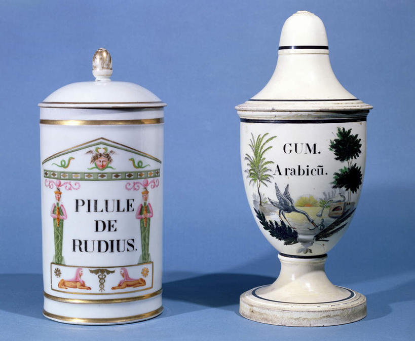 无人,横图,室内,特写,白天,正面,绘画,一排,阴影,花纹,蓝色背景,整齐,装饰,光线,彩绘,瓷器,罐子,影子,陶瓷,陶瓷制品,排列,两个,瓶子,摄影,影棚,华丽,修饰,点缀,陶艺,队列,衬托,美观,雅致,雅观,彩釉,画画,彩图,影棚拍摄,拍摄