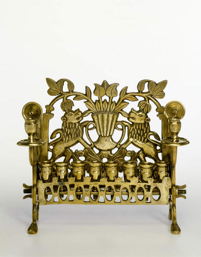 无人,竖图,室内,特写,白天,白色背景,正面,静物,阴影,节日,庆祝,装饰,反射,雕刻,影子,烛台,文化,装饰品,一个,装饰物,庆典,金色,摄影,影棚,单个,纪念,华丽,修饰,点缀,富贵,饰物,光明节,忠诚,衬托,美观,雅致,雅观,富丽,雕镂,雕琢,镌刻,名誉,荣华,犹太教灯台,犹太教九灯烛台,再献圣殿节灯台,彩图,影棚拍摄,拍摄