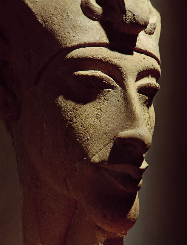 西方人,脸,头,脸颊,一个人,无人,竖图,室内,特写,白天,正面,雕塑,欧洲,非洲,黑人,欧洲人,仅一个男性,仅一个人,仅一个中年男性,阴影,艺术,装饰,反射,雕刻,雕像,影子,注视,石雕,工艺品,观察,看,观看,纪念,美术,察看,法老,国王,关注,主题,陈列,一尊,功能,美学,埃及国王,阿梅诺菲斯四世,男人,男性,中年男性,非洲人,头部,脸部,脸蛋,面部,半身,彩图