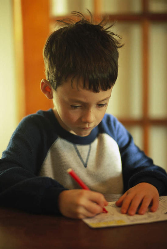 西方人,儿童,一个人,坐,竖图,室内,白天,正面,纯洁,桌子,欧洲,欧洲人,仅一个男性,仅一个人,握,阴影,服装,光线,笔,影子,办公用品,拿,拿着,注视,休闲装,书桌,文具,小孩,衣服,阳光,课桌,学习用品,观察,看,仅一个小孩,休闲,休闲服,可爱,童年,童趣,握着,服饰,观看,文具用品,察看,关注,童真,烂漫,无邪,天真,男孩,男人,男性,白种人,孩子,坐着,半身,彩图,男生