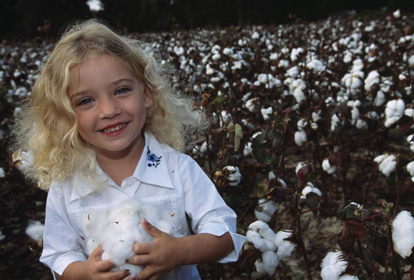 西方人,儿童,头发,一个人,站,笑,微笑,露齿笑,横图,室外,白天,正面,裙子,纯洁,植物,欧洲,欧洲人,仅一个女性,仅一个人,握,阴影,连衣裙,服装,光线,影子,棉花,拿,拿着,注视,休闲装,小孩,衣服,绿色,白色,阳光,自然,观察,看,站着,仅一个小孩,休闲,休闲服,金色,可爱,童年,童趣,握着,服饰,生长,成长,观看,察看,毛发,关注,童真,烂漫,无邪,天真,女孩,女人,女性,白种人,孩子,卷发,站立,半身,彩图,女生