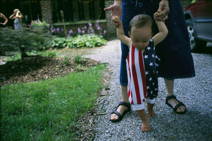 西方人,婴儿,儿童,两个人,家庭,母亲,走,举,握手,横图,室外,白天,正面,纯洁,草地,草坪,植物,旗帜,国旗,欧洲,美国,欧洲人,装饰,草,小孩,绿色,托,温暖,温馨,一家人,可爱,母爱,童年,童趣,遮,遮掩,活泼,华丽,修饰,点缀,和睦,北美,掩盖,北美洲,遮挡,宝宝,美洲,童真,纯真,烂漫,无邪,遮盖,北亚美利加洲,亚美利加洲,衬托,美观,雅致,雅观,掩饰,母婴,伶俐,天真,年轻女性,女人,女性,白种人,孩子,年轻人,旗,步行,举起,举手,举着,拉手,散步,手拉手,手握手,向上举,向上伸,向上托,走路,半身,彩图,融洽