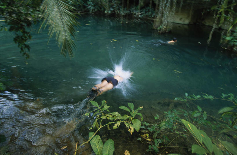 游泳,西方人,跳,横图,俯视,室外,白天,旅游,度假,草地,草坪,河流,水,植物,欧洲,欧洲人,仅一个男性,仅一个人,阴影,波纹,飞溅,溅,光线,液体,影子,河水,水滴,水流,半空,娱乐,水珠,草,树,树木,仅一个年轻男性,绿色,水纹,阳光,自然,波浪,享受,休闲,放松,生长,成长,喷洒,户外运动,泅水,拍浮,白种人,跳跃,彩图,高角度拍摄,全身
