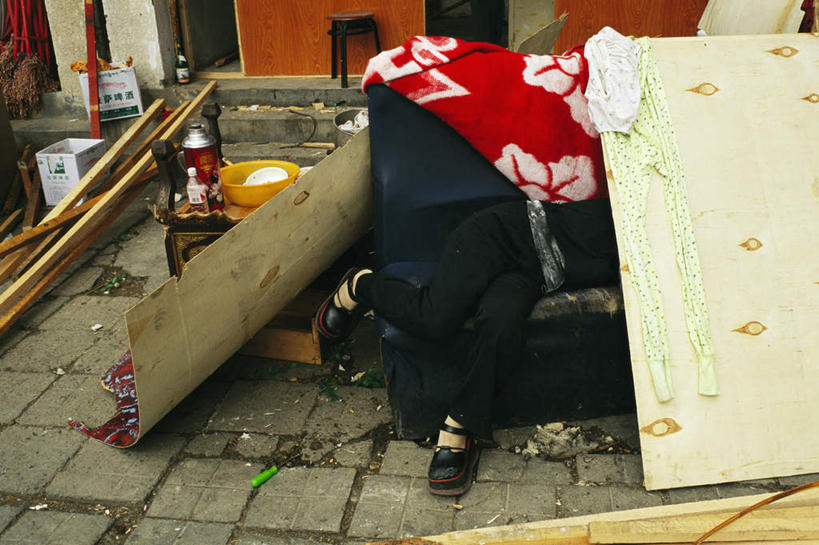 东方人,一个人,横图,俯视,室外,白天,石头,门,亚洲,仅一个女性,仅一个人,阴影,服装,光线,木制,瓷砖,地砖,石子,影子,墙,垃圾,地面,黄种人,墙壁,墙面,衣服,阳光,木制品,门框,仅一个中年女性,服饰,污染,贫困,贫穷,衣着,穿着,困难,衣饰,渣滓,贫苦,穷苦,清苦,清贫,女人,女性,中年女性,亚洲人,石块,半身,彩图,高角度拍摄