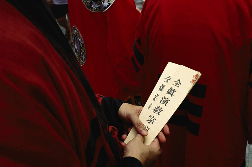 东方人,三个人,站,横图,俯视,室外,白天,亚洲,握,服装,节日,标志,文字,字符,拿,拿着,黄种人,文化,标识,衣服,祈祷,站着,健康,汉字,握着,许愿,宗教,服饰,信仰,纪念,祈求,衣着,穿着,中文,国文,华文,僧袍,衣饰,平安,男人,男性,年轻男性,亚洲人,站立,半身,彩图,高角度拍摄