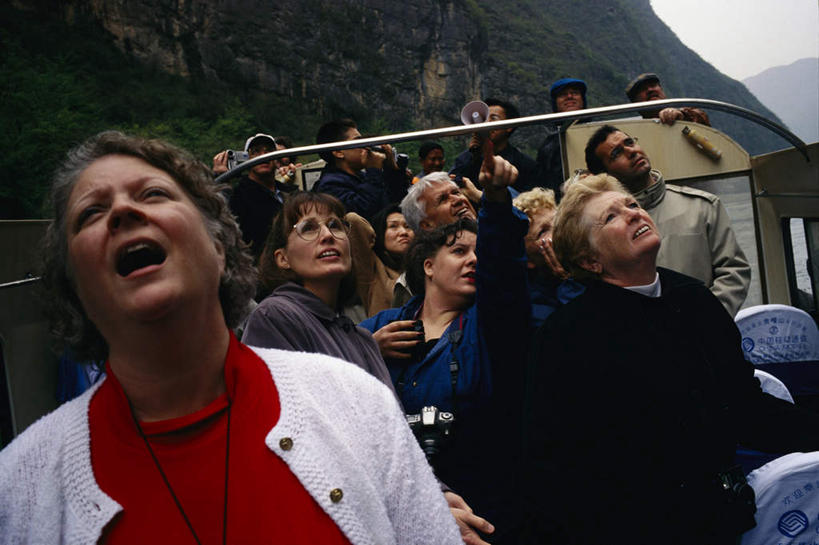 东方人,站,横图,室外,白天,正面,草地,草坪,山,山脉,植物,雾,亚洲,阴影,服装,朦胧,模糊,光线,影子,山峰,山峦,许多人,注视,休闲装,黄种人,草,衣服,绿色,阳光,群山,观察,看,站着,张嘴,一群人,休闲,休闲服,服饰,观看,迷雾,察看,关注,张大嘴巴,亚洲人,大雾,张开嘴,站立,半身,彩图