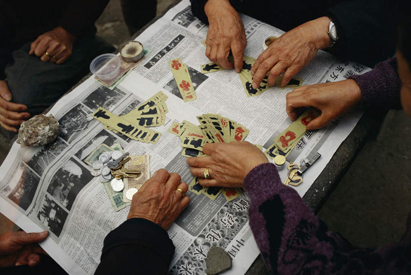 东方人,四个人,坐,横图,俯视,室外,白天,游戏,阅读,赌博,贪欲,竞争,报纸,纸牌,玩具,扑克,亚洲,握,学习,阴影,服装,光线,影子,拿,玩,拿着,休闲装,黄种人,娱乐,刺激,衣服,阳光,看,休闲,休闲服,浏览,握着,服饰,活动,发泄,消遣,智力,赌具,投机,侥幸,欲望,宣泄,男人,男性,中年男性,亚洲人,玩耍,嬉戏,坐着,半身,彩图,高角度拍摄,胜负,输赢