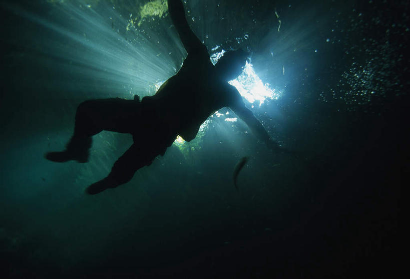 西方人,跳,伸展双臂,横图,室外,白天,仰视,旅游,度假,欧洲,欧洲人,仅一个男性,仅一个人,阴影,光线,影子,洞,半空,背光,娱乐,仅一个年轻男性,天空,阳光,天,享受,休闲,放松,洞穴,户外运动,逆光,穴,白种人,敞开双臂,伸开双臂,跳跃,展开双肩,张开手臂,张开双臂,彩图,低角度拍摄,全身