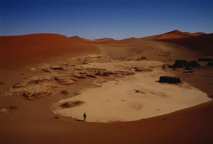 西方人,横图,俯视,室外,白天,旅游,度假,石头,美景,沙漠,山,山脉,欧洲,非洲,纳米比亚,黑人,欧洲人,仅一个男性,仅一个人,阴影,光线,石子,影子,景观,山峰,沙丘,山峦,娱乐,仅一个年轻男性,蓝色,蓝天,天空,阳光,自然,群山,天,享受,休闲,景色,放松,晴朗,自然风光,万里无云,纳米比亚共和国,非洲人,大漠,砂漠,石块,晴空,晴空万里,彩图,高角度拍摄,全身