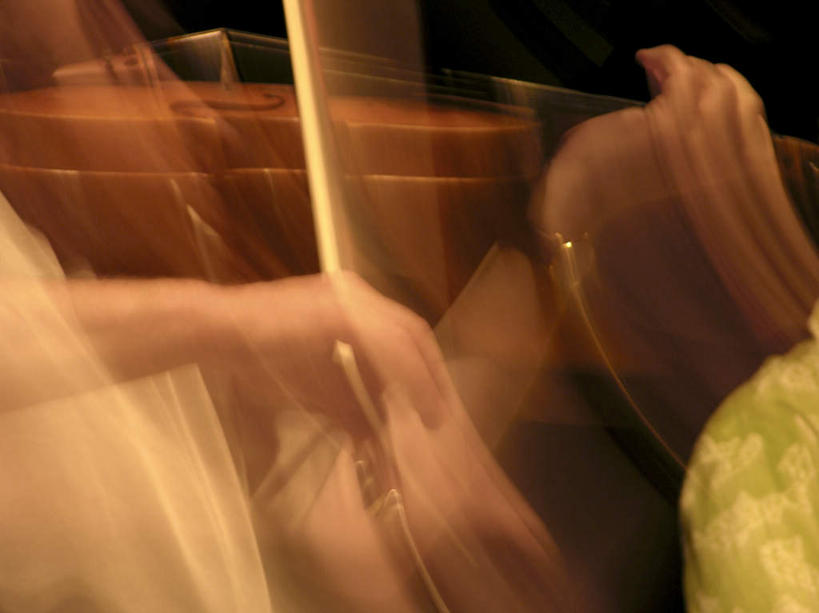 东方人,手,横图,俯视,室内,白天,长时间曝光,亚洲,仅一个男性,仅一个人,握,朦胧,模糊,木制,吉他,乐器,弦乐器,弹奏,拿,拿着,黄种人,仅一个年轻男性,一个,木制品,手部,握着,单个,弹拨弦鸣乐器,亚洲人,半身,彩图,高角度拍摄,弹拨弦乐器