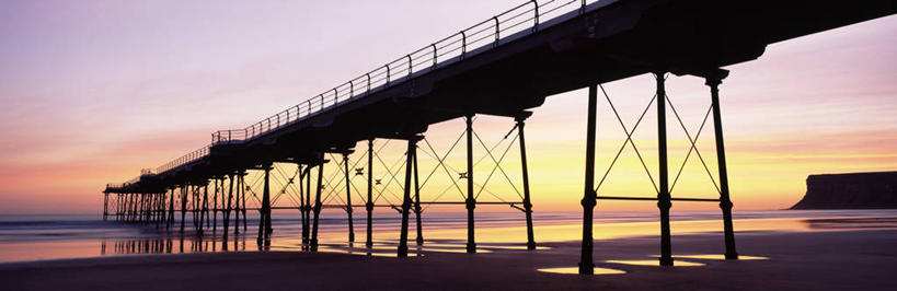 无人,栏杆,码头,横图,室外,白天,仰视,旅游,度假,海浪,海洋,美景,日落,沙滩,大桥,港口,立交桥,桥梁,英国,欧洲,阴影,光线,沙子,影子,海岸,景观,浪花,晚霞,霞光,落日,高架,围栏,斜拉桥,桥,沙地,背光,娱乐,护栏,英格兰,倒影,阳光,自然,海水,黄昏,享受,休闲,景色,彩霞,放松,倒映,西欧,自然风光,大不列颠,逆光,海景,大不列颠及北爱尔兰联合王国,夕照,反照,英吉利,薄暮,北约克郡,大海,风浪,海,海水的波动,海滩,近岸浪,涌浪,夕阳,彩图,低角度拍摄,傍晚,摆渡口,埠头,渡口,渡头,港湾,海港,货运码头,口岸,商港,雷德卡.克利夫兰,大不列颠王国,大英帝国,联合王国,日不落帝国,东北英格兰,斜阳