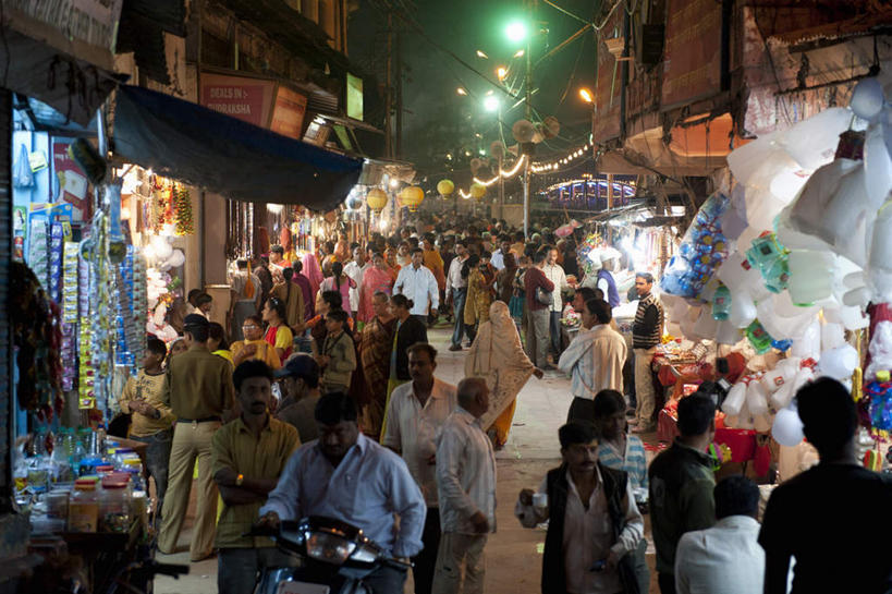 商店,走,横图,室外,夜晚,正面,购物,度假,消费,美景,城市风光,城市,路灯,照明,印度,亚洲,行人,游客,游人,阴影,服装,光线,影子,景观,灯光,许多人,注视,休闲装,娱乐,商铺,路人,旅客,灯,衣服,观察,看,一群人,享受,休闲,休闲服,景色,放松,金融,服饰,观看,照亮,察看,照明设备,关注,南亚,选购,贸易,印度共和国,血拼,市肆,商号,过客,北阿坎德邦,男人,男性,年轻男性,年轻女性,女人,女性,亚洲人,印度人,步行,散步,走路,半身,彩图,店铺,赫尔德瓦尔