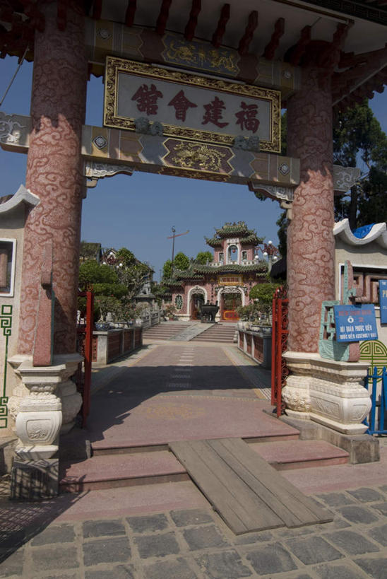 无人,家,竖图,室外,白天,仰视,旅游,度假,植物,楼梯,门,标志建筑,地标,建筑,指示牌,越南,亚洲,柱,阴影,光线,标志,木板,文字,影子,房屋,阶梯,屋子,拱门,娱乐,标识,建设,楼房,台阶,住宅,树,树木,蓝色,绿色,蓝天,天空,阳光,自然,门框,天,享受,休闲,旅游胜地,放松,东南亚,生长,成长,越南社会主义共和国,会安,彩图,低角度拍摄,房子