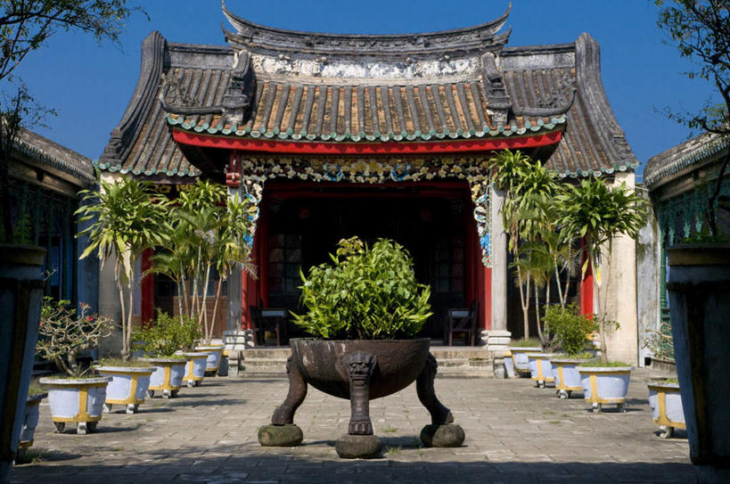 无人,家,横图,室外,白天,仰视,旅游,度假,植物,门,标志建筑,地标,建筑,越南,亚洲,许多,阴影,光线,盆栽,瓦片,影子,房屋,屋顶,屋子,盆景,很多,顶棚,瓦,娱乐,建设,楼房,住宅,蓝色,绿色,蓝天,天空,阳光,自然,门框,天,享受,休闲,旅游胜地,放松,东南亚,生长,成长,屋瓦,越南社会主义共和国,会安,彩图,低角度拍摄,房子