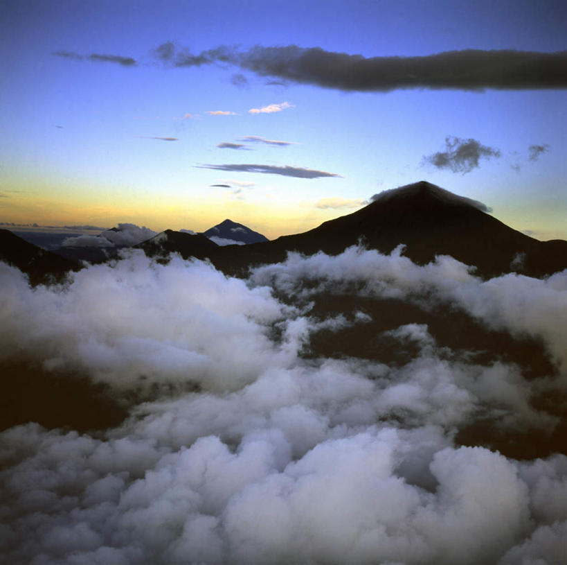 无人,横图,俯视,航拍,室外,白天,旅游,度假,火山,石头,美景,日落,森林,树林,植物,非洲,卢旺达,阴影,光线,石子,影子,景观,晚霞,霞光,云,云朵,落日,云彩,娱乐,树,树木,蓝色,绿色,白云,蓝天,天空,阳光,自然,黄昏,天,享受,休闲,旅游胜地,景色,彩霞,放松,生长,成长,鸟瞰,自然风光,阿非利加洲,夕照,卢旺达共和国,活火山,石块,死火山,休眠火山,岩石,夕阳,彩图,高角度拍摄,斜阳