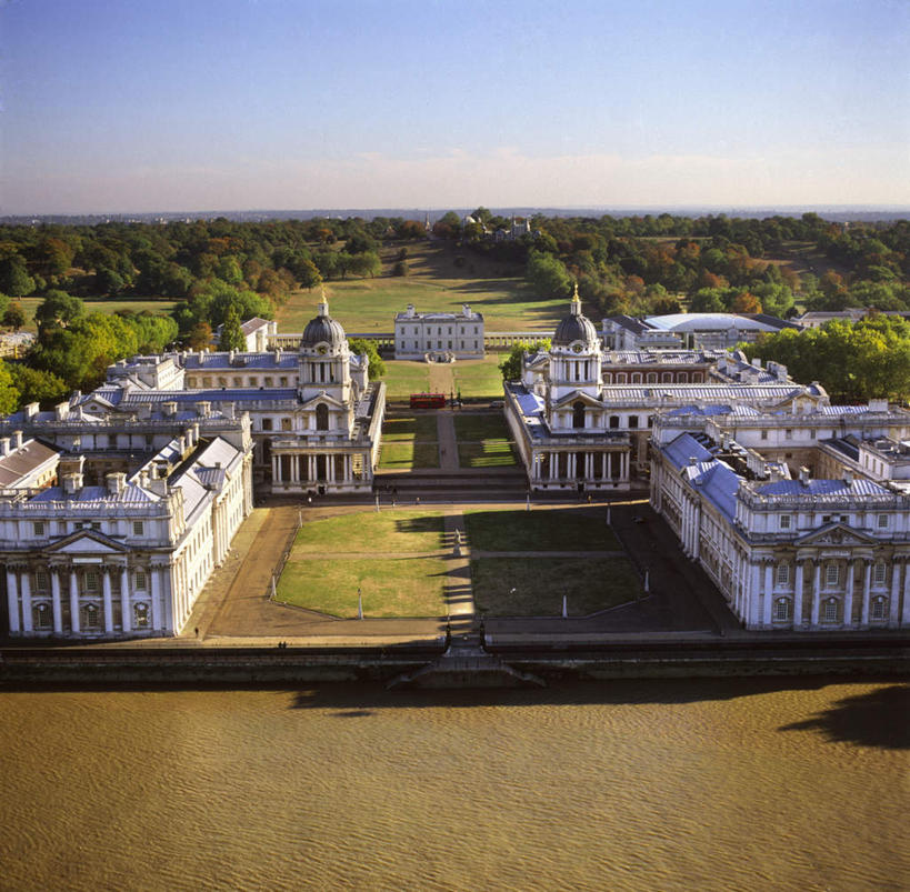 无人,学校,教学楼,横图,俯视,航拍,室外,白天,旅游,度假,草地,草坪,河流,水,植物,标志建筑,地标,建筑,英国,欧洲,阴影,波纹,光线,影子,河水,水流,建筑群,涟漪,娱乐,建设,校园,英格兰,草,树,树木,蓝色,绿色,倒影,蓝天,水纹,天空,阳光,自然,波浪,天,享受,休闲,教室,旅游胜地,放松,生长,晴朗,成长,倒映,西欧,鸟瞰,大不列颠,大不列颠及北爱尔兰联合王国,万里无云,水晕,大不列颠联合王国,日不落英帝国,反照,英吉利,英国皇家海军学院,晴空,晴空万里,彩图,高角度拍摄,教学大楼