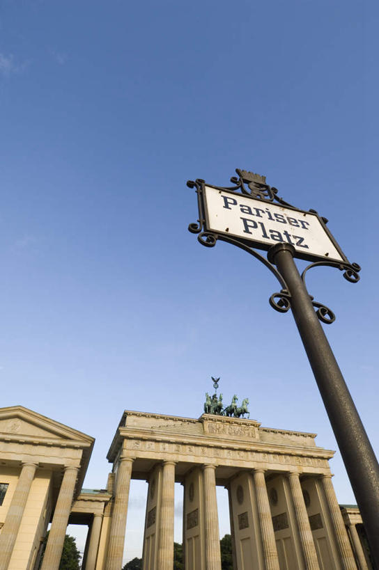 无人,竖图,室外,白天,仰视,旅游,度假,标志建筑,地标,建筑,指示牌,德国,欧洲,许多,阴影,光线,英文,标志,文字,影子,柱子,字符,字母,首都,很多,娱乐,标识,建设,柏林,勃兰登堡门,石柱,蓝色,蓝天,天空,阳光,天,享受,休闲,旅游胜地,放松,晴朗,英文字母,西欧,万里无云,德意志联邦共和国,柏林州,晴空,晴空万里,彩图,低角度拍摄