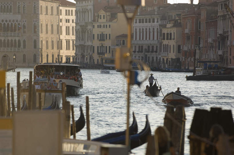 划船,西方人,手,家,站,坐,横图,室外,白天,正面,度假,河流,美景,水,城市风光,城市,路灯,轮船,船,照明,意大利,欧洲,威尼斯,欧洲人,一排,行人,游客,游人,握,阴影,波纹,服装,整齐,光线,木制,影子,柱子,房屋,屋子,河水,景观,水流,灯光,木船,涟漪,许多人,拿,拿着,注视,休闲装,娱乐,楼房,路人,旅客,住宅,灯,排列,衣服,倒影,水纹,阳光,木制品,交通工具,波浪,观察,看,站着,一群人,享受,休闲,手部,休闲服,景色,放松,握着,服饰,观看,照亮,察看,倒映,舟,照明设备,队列,关注,南欧,载具,撑杆,意大利共和国,水晕,荡舟,反照,过客,男人,男性,年轻男性,年轻女性,女人,女性,白种人,站立,坐着,半身,彩图,房子