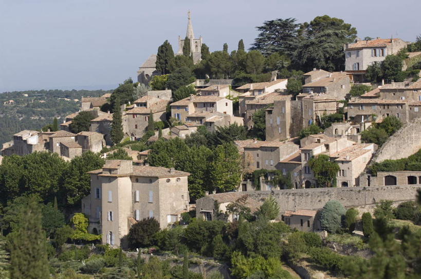 无人,家,横图,俯视,室外,白天,度假,石头,美景,树林,植物,城市风光,城市,道路,路,法国,欧洲,阴影,光线,石子,影子,房屋,屋子,景观,小路,交通,娱乐,楼房,住宅,树,树木,蓝色,绿色,蓝天,天空,阳光,自然,天,享受,休闲,景色,放松,生长,晴朗,成长,沃克吕兹省,万里无云,法兰西共和国,法兰西第五共和国,普罗旺斯.阿尔卑斯.蓝色海岸,石块,岩石,晴空,晴空万里,彩图,高角度拍摄,房子