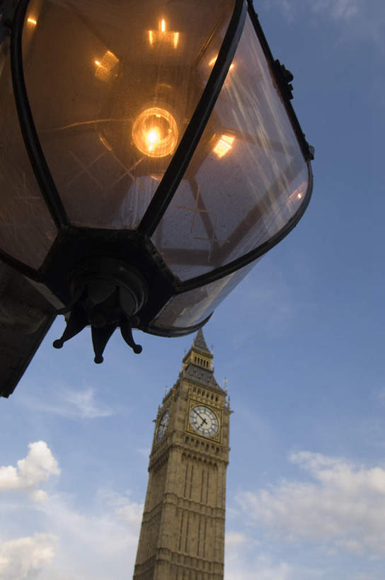 无人,竖图,室外,特写,白天,仰视,旅游,度假,美景,城市风光,标志建筑,城市,地标,建筑,路灯,照明,英国,欧洲,伦敦,阴影,透明,时间,光线,灯泡,时钟,影子,景观,云,云朵,钟楼,灯光,首都,计时,云彩,娱乐,建设,大本钟,大笨钟,灯,蓝色,白云,蓝天,天空,阳光,灯罩,钟表,天,享受,休闲,表,旅游胜地,景色,放松,晴朗,照亮,罩子,照明设备,西欧,大不列颠,大不列颠及北爱尔兰联合王国,塔钟,大不列颠联合王国,日不落英帝国,通明,雾都,钟,晴空,彩图,低角度拍摄